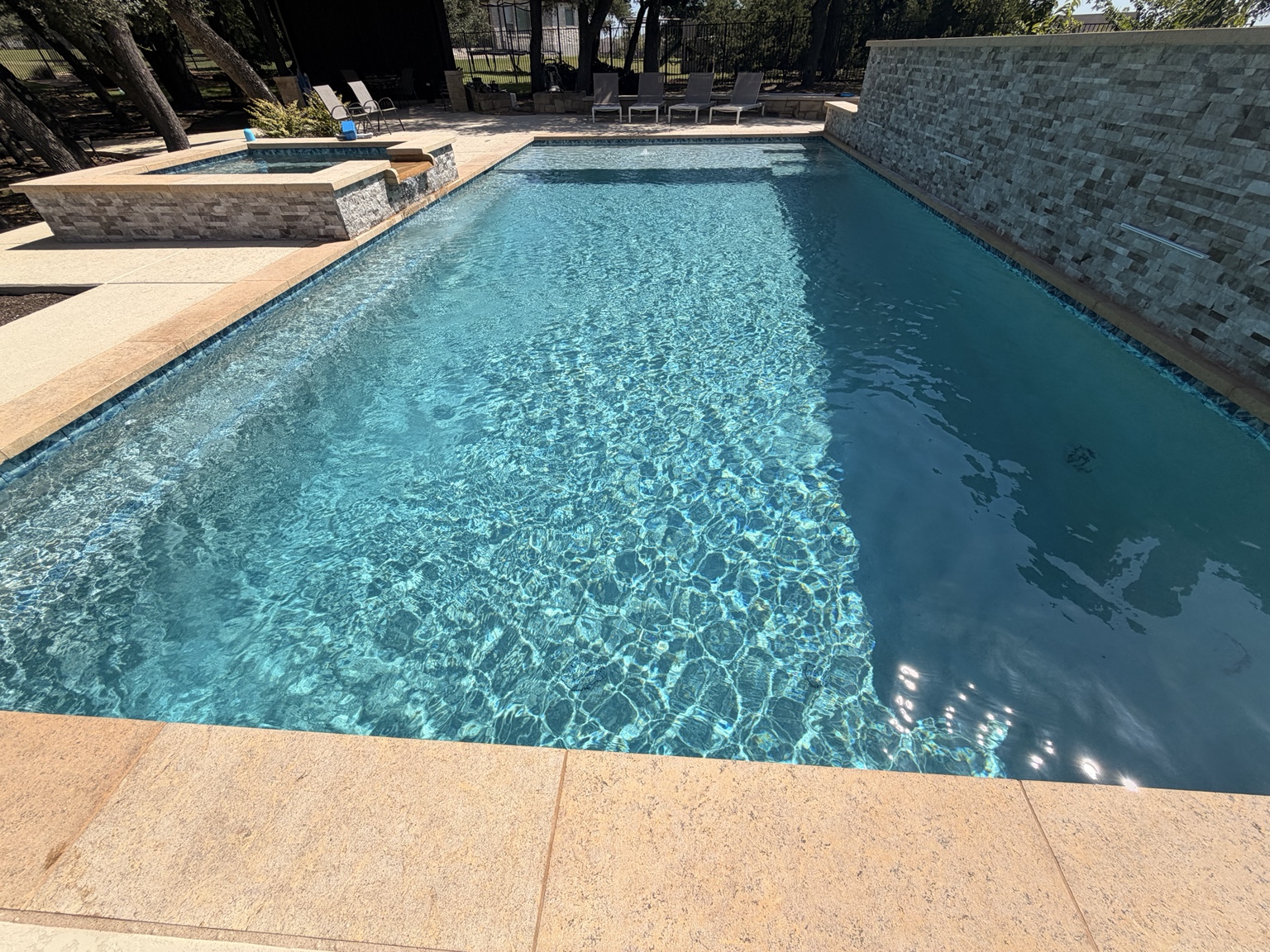 Maintained pool and spa with clear water
